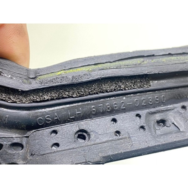 Borracha Externa Porta Dianteira Esquerda Corolla Hybrid 20