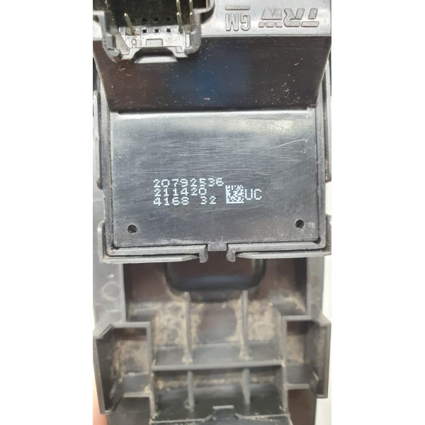 Interruptor Vidro Porta Dianteira Direita Gm Tracker 2015 