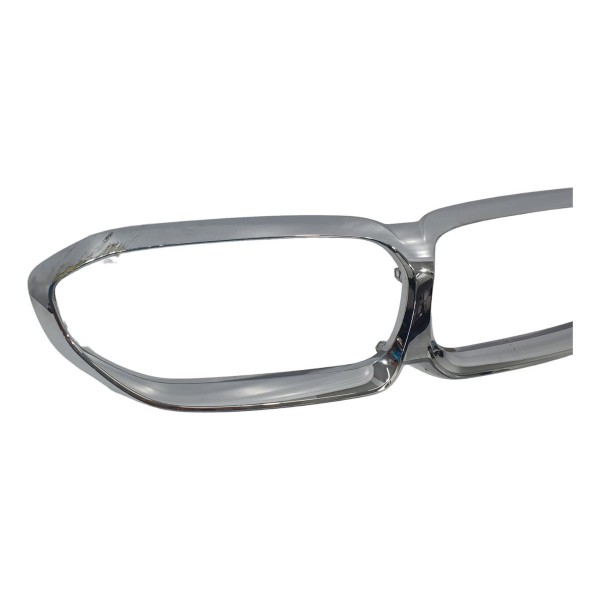 Moldura Cromada (arranhada) Bmw 320i M Sport 2022   Prata